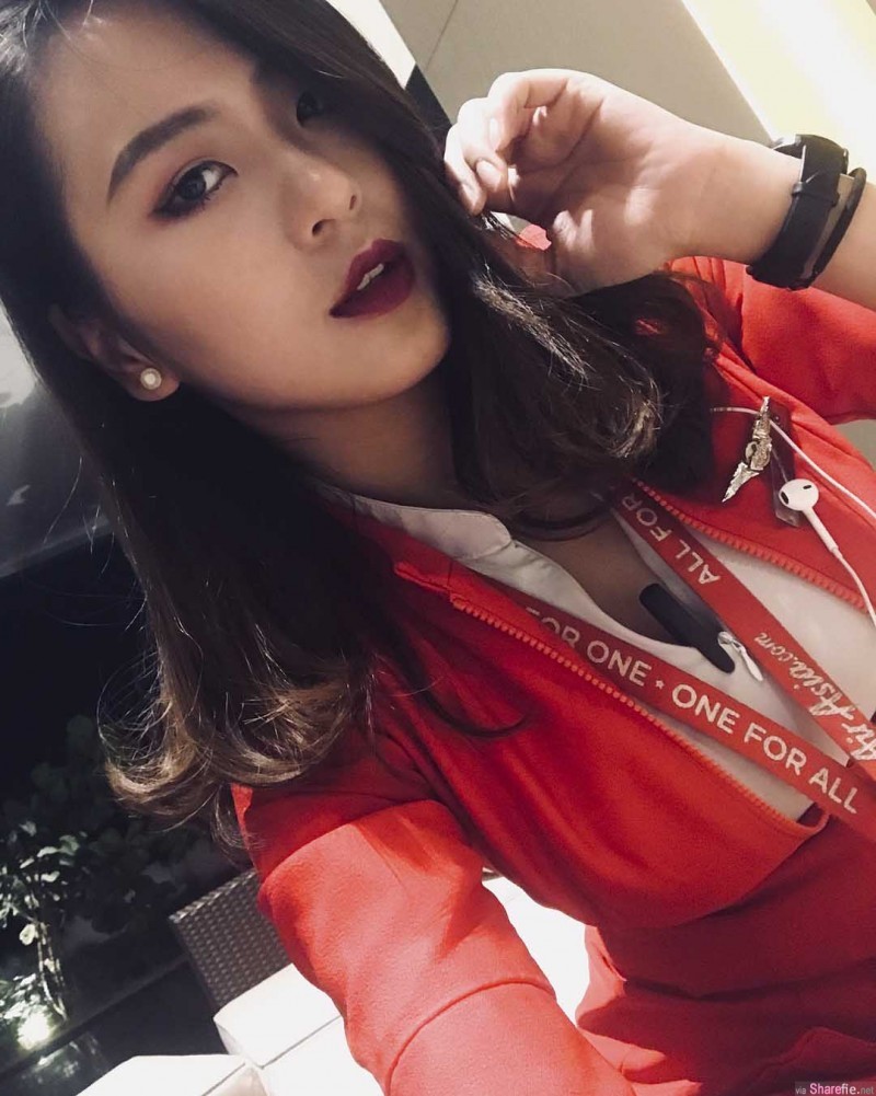 正妹空姐Yoko Tang 三点式泳装秀性感S曲线