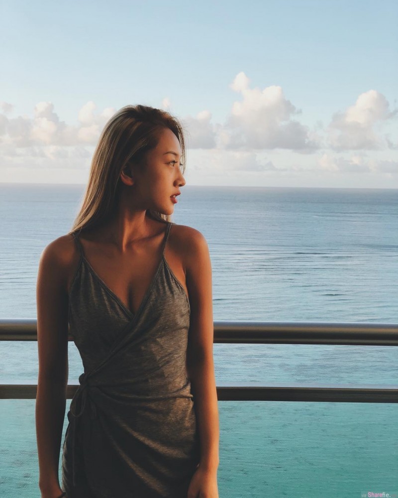 美臀正妹HuaHua CK运动内衣秀性感S曲线