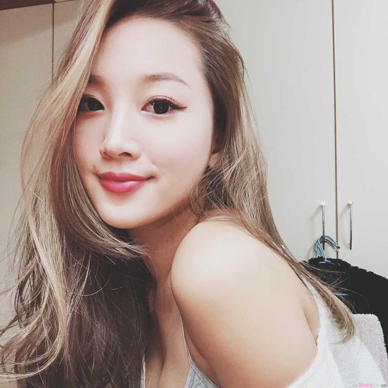 美臀正妹HuaHua CK运动内衣秀性感S曲线