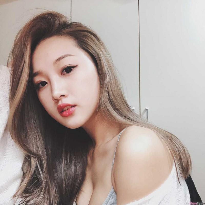 美臀正妹HuaHua CK运动内衣秀性感S曲线