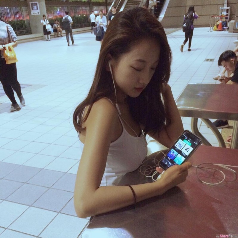 美臀正妹HuaHua CK运动内衣秀性感S曲线