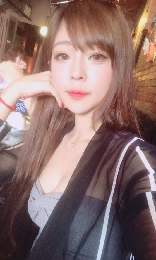 【GG扑克】爆乳美女白皙大长腿迷人 丰满乳沟诱惑人心