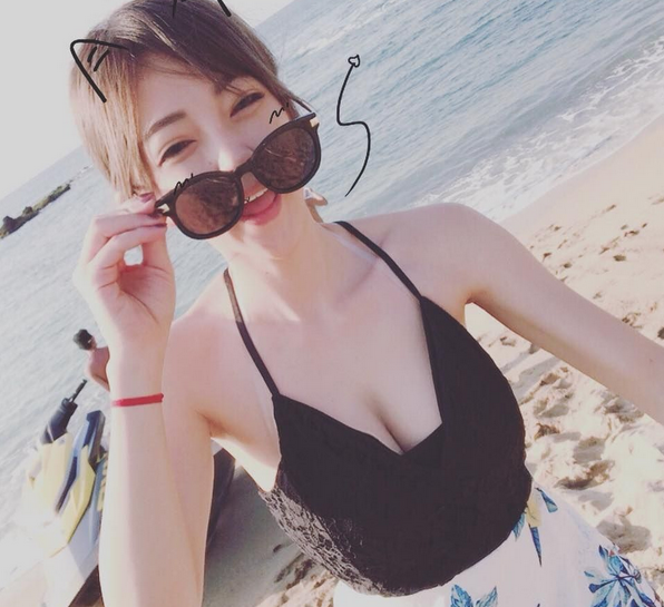 【GG扑克】爆乳美女白皙大长腿迷人 丰满乳沟诱惑人心