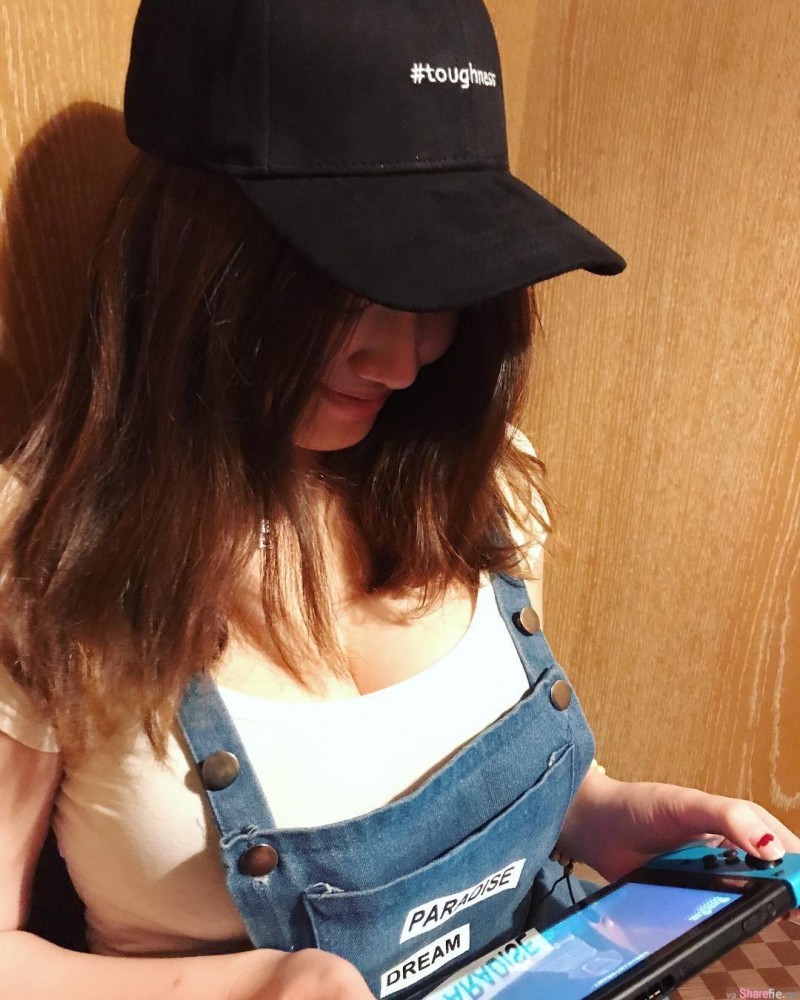 【GG扑克】超胸韧体工程师正妹小嗨 打电动屡遭偷拍