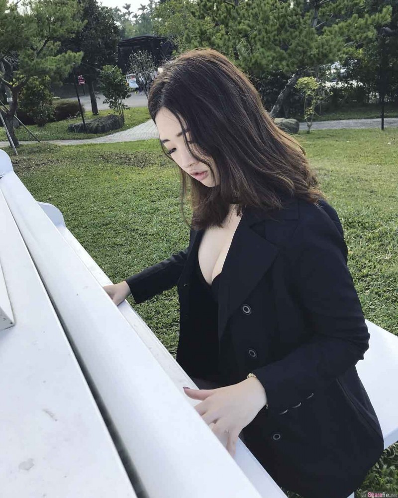 【GG扑克】超胸韧体工程师正妹小嗨 打电动屡遭偷拍