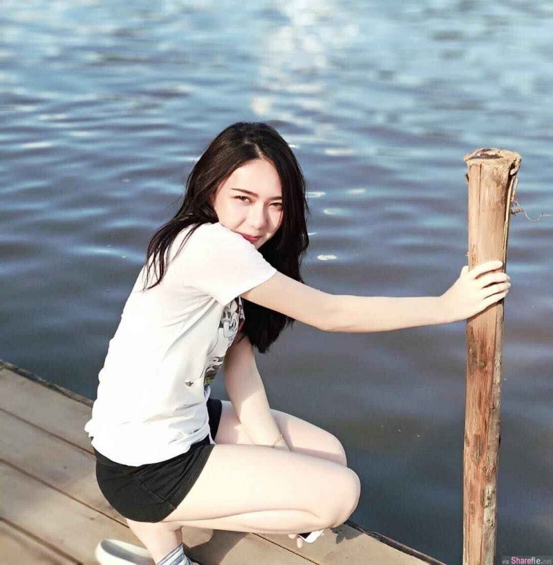 泰国大学生正妹 性感泳装秀白皙后背