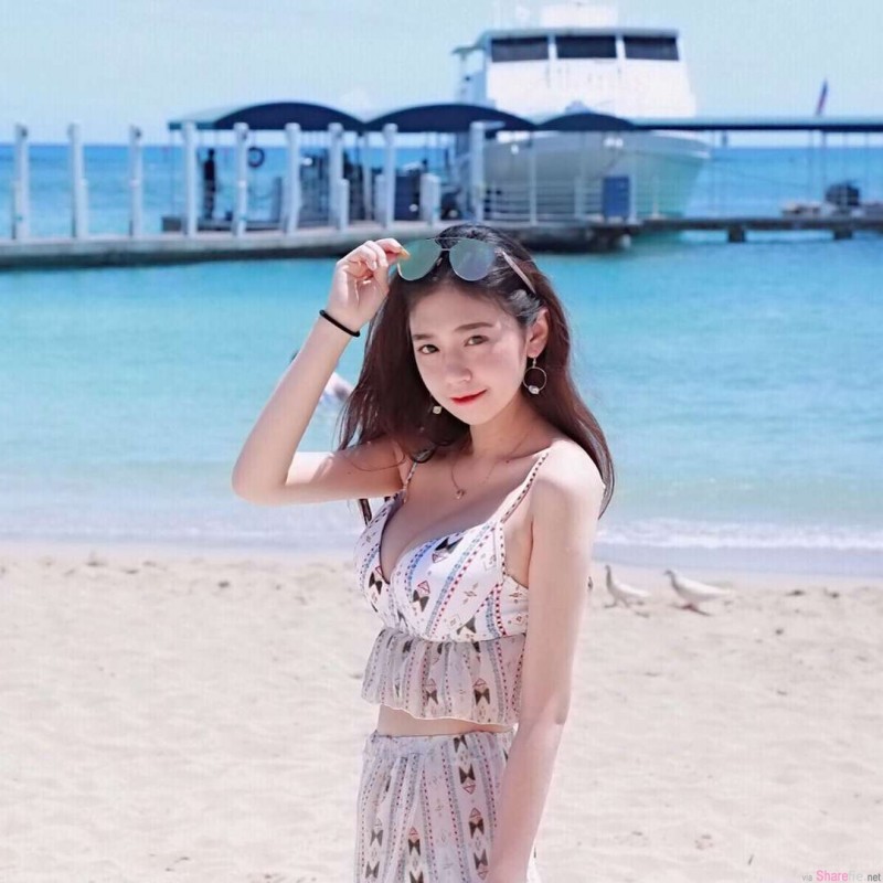 顶级学生正妹Cindy Huang 低胸长裙海边戏水令人鼻血狂喷