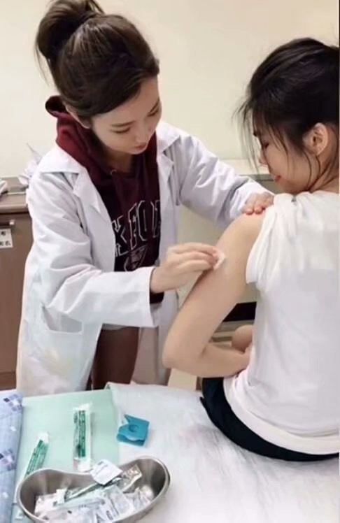 极品美女护士正妹 萌Q超反差电翻网友
