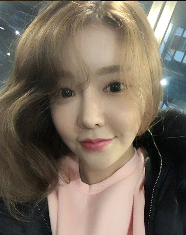 赛车女郎甜美笑容治愈人心 软萌妹子令人无法抗拒