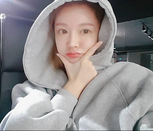 赛车女郎甜美笑容治愈人心 软萌妹子令人无法抗拒