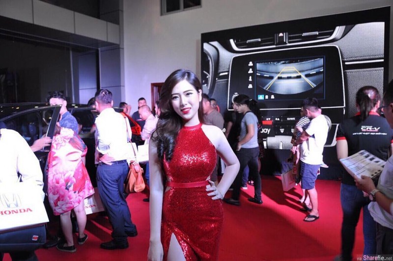 越南HONDA女销售员身材诱人 正妹卖车令人无法看车
