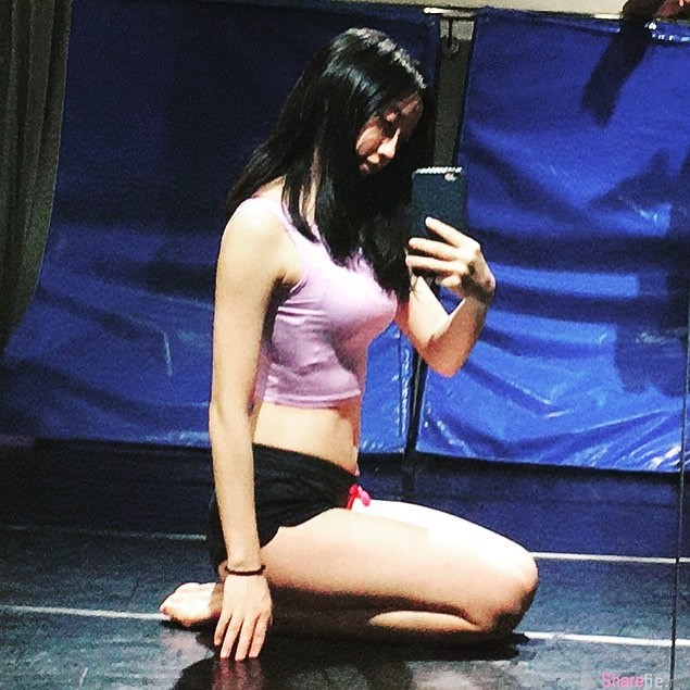 【GG扑克】兔牙正妹Ellen钢铁艾 马背上劈腿一字马秀性感大长腿