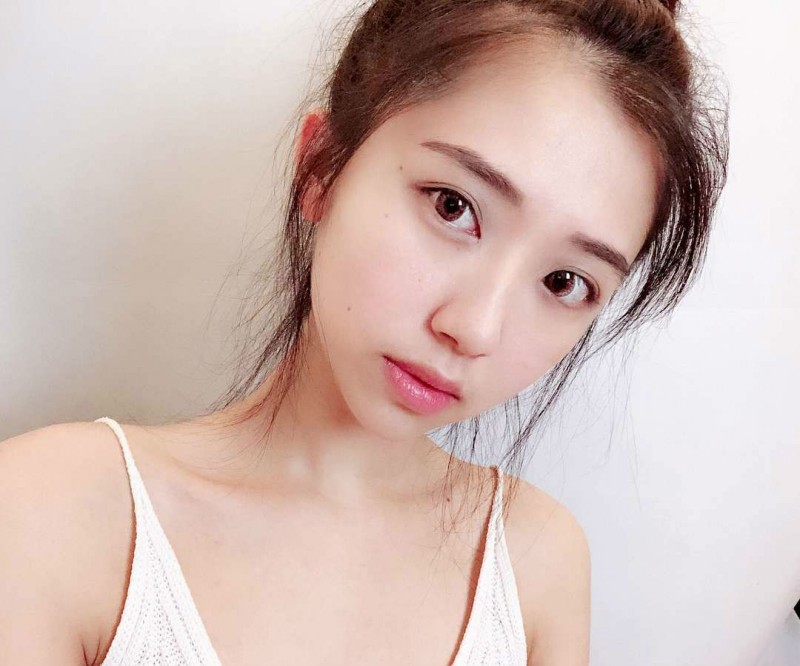 【GG扑克】台湾正妹叫何蓁 低胸装美女夜景照迷人