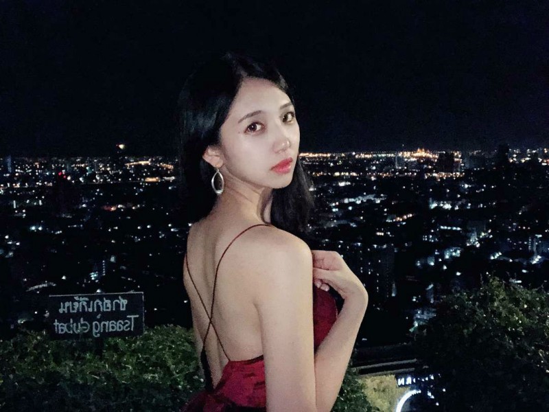 【GG扑克】台湾正妹叫何蓁 低胸装美女夜景照迷人