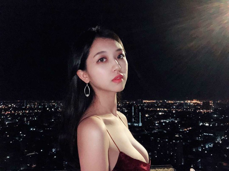【GG扑克】台湾正妹叫何蓁 低胸装美女夜景照迷人