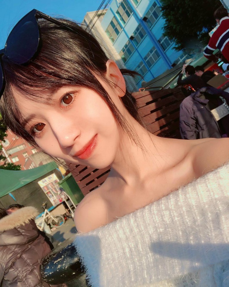 【GG扑克】台湾正妹叫何蓁 低胸装美女夜景照迷人