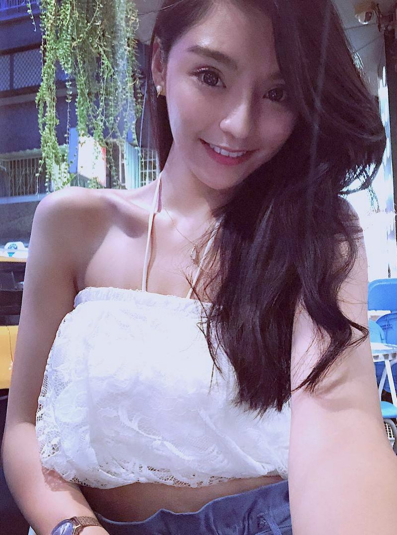 【GG扑克】华航公司空姐Queenie Hsieh 性感正妹超深事业线诱人