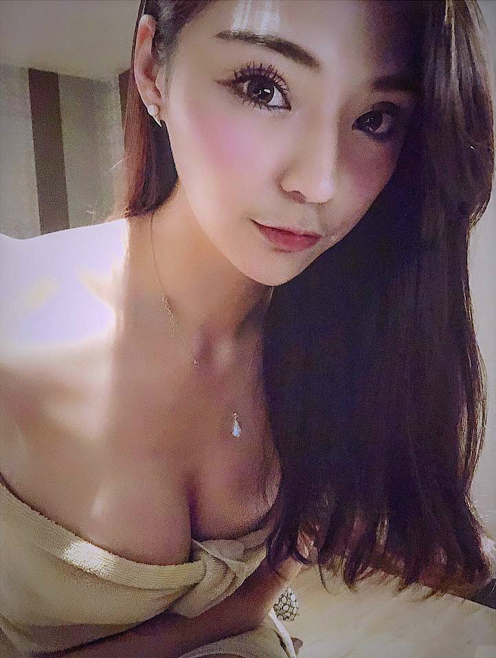 【GG扑克】华航公司空姐Queenie Hsieh 性感正妹超深事业线诱人