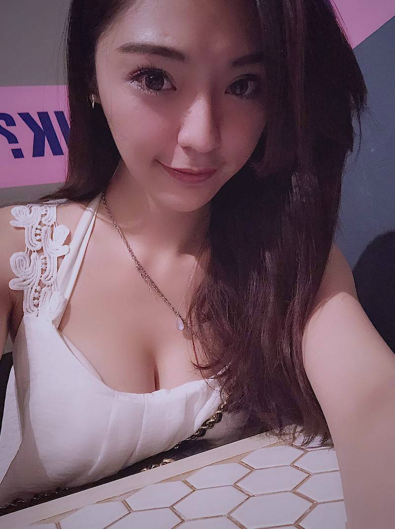 【GG扑克】华航公司空姐Queenie Hsieh 性感正妹超深事业线诱人