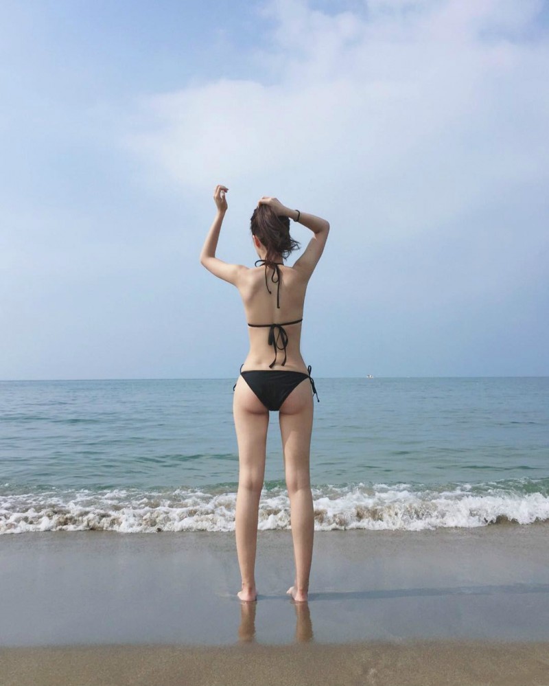 正妹空姐黄姵涵晒试穿比基尼照 性感火辣身材引发网友暴动