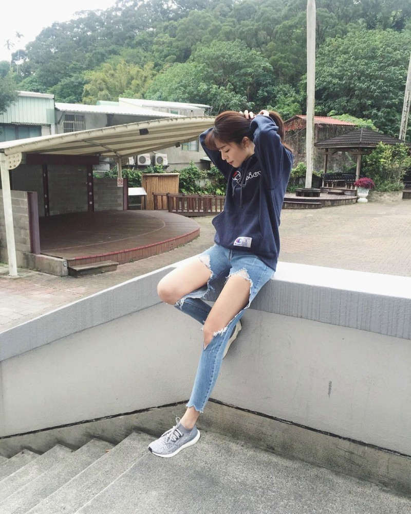 正妹空姐黄姵涵晒试穿比基尼照 性感火辣身材引发网友暴动