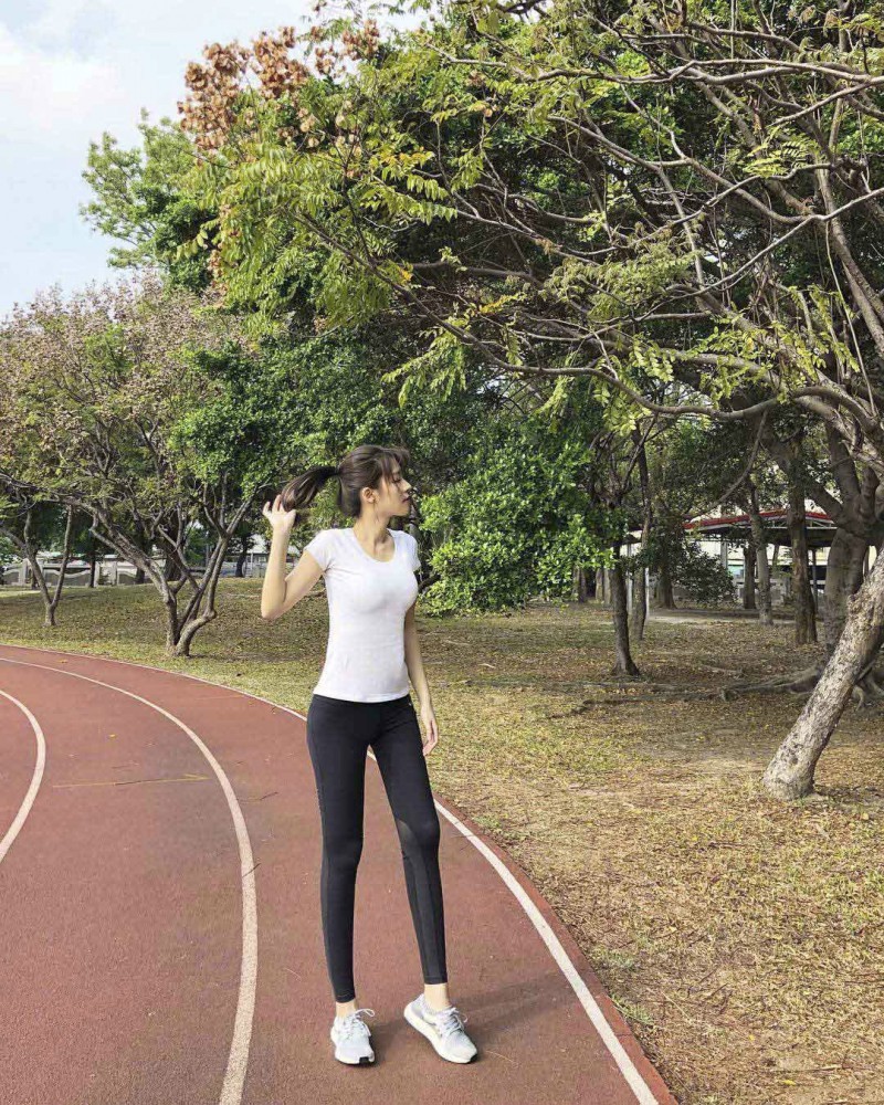 正妹空姐黄姵涵晒试穿比基尼照 性感火辣身材引发网友暴动