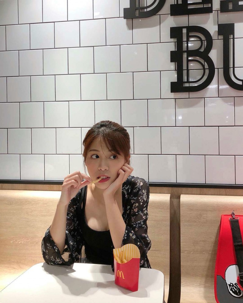 正妹空姐黄姵涵晒试穿比基尼照 性感火辣身材引发网友暴动