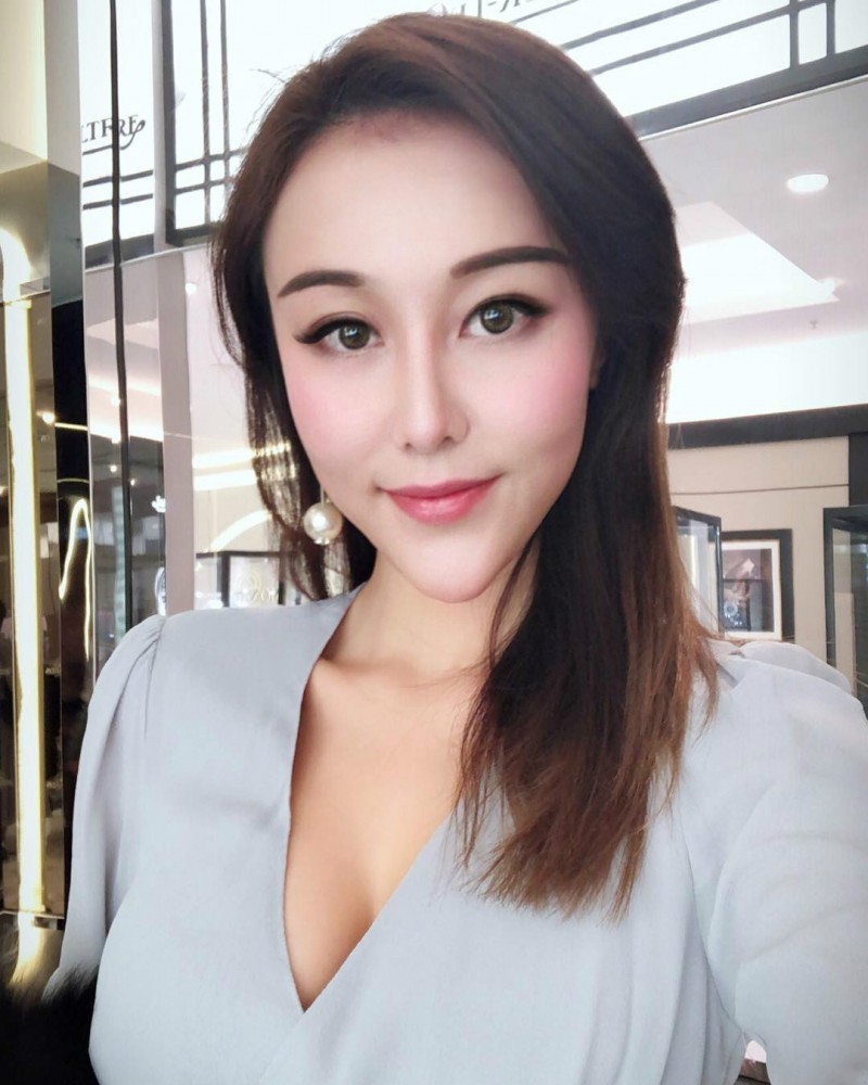 性感正妹zoe cao 浑圆巨乳呼之欲出