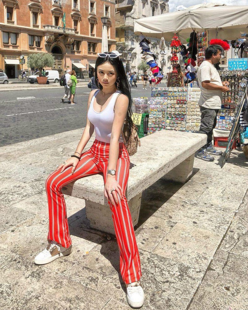 正妹Michelle Lo晒法国巴黎旅游照 性感大长腿十分吸睛