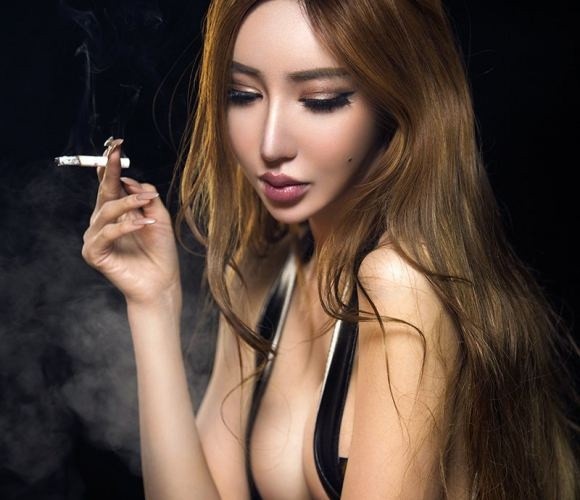 将她双腿向摆布开的更年夜 吃到女伴侣的胸她叫了_总裁