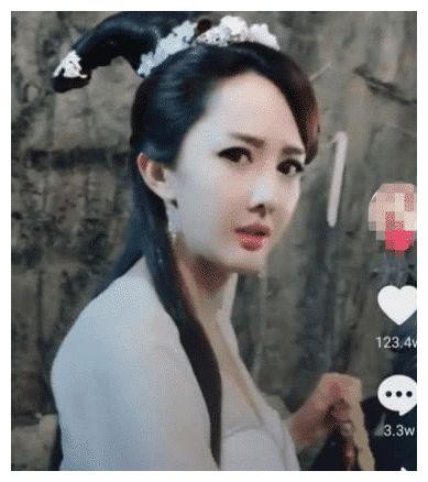 把自己拍成“烂片女王”，出道十年不温不火，如今成抖音女网红