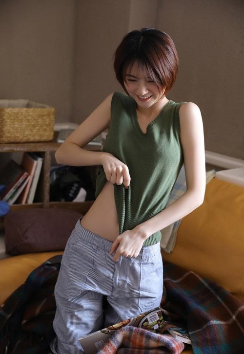 【GG扑克】宝贝儿好深边走楼梯边做|使劲挺进她的体内耸动