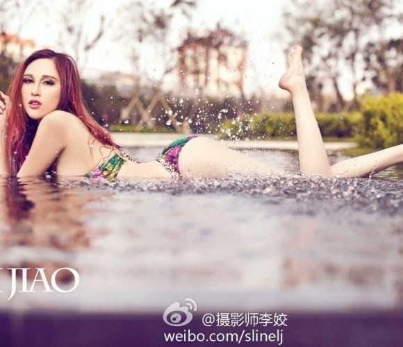 【GG扑克】总裁娇妻试衣间 邻人老头!揉捏我奶头_金字塔尖