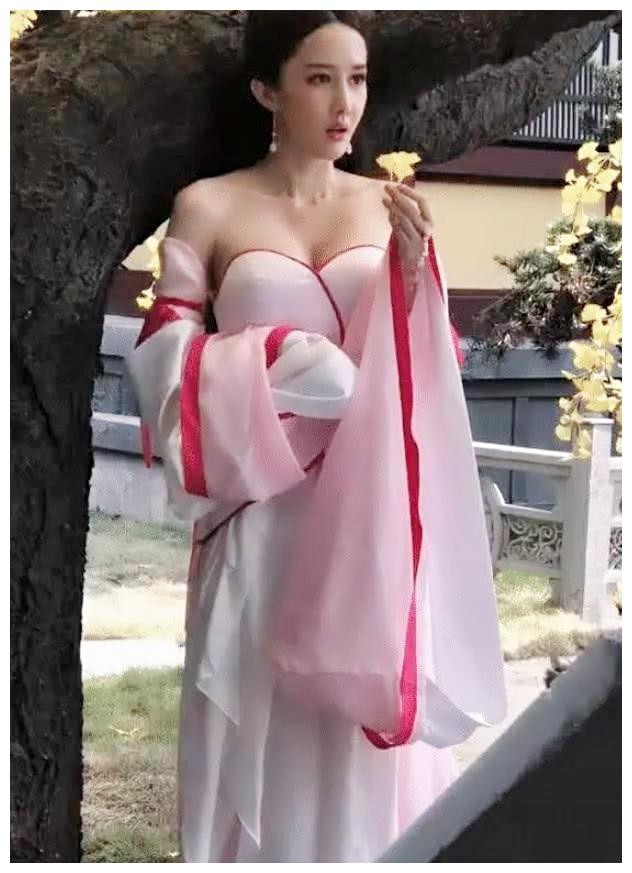 把自己拍成“烂片女王”，出道十年不温不火，如今成抖音女网红