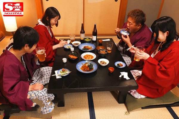 SSNI-783:巨乳美少女架乃由罗背着男友，和学长在棉被里小声缠绵！