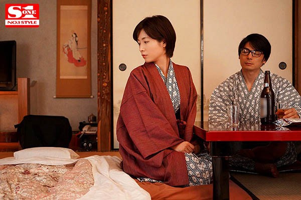 【GG扑克】SSNI-815:在巨乳女上司奥田咲酒裡下药,肆意玩弄她的身体!
