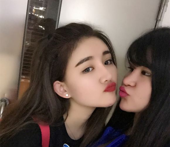 【GG扑克】男人将机机桶女人30分钟 把奶尖送的王爷嘴边桃儿