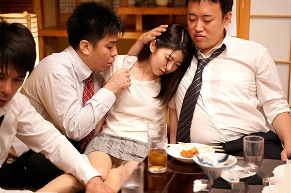 捡尸人妻MEYD-453: 正妹人妻有坂深雪参加公司年会被同事灌倒乱伦! 【GG扑克】捡尸人妻MEYD-453: 正妹人妻有坂深雪参加公司年会被同事灌倒乱伦!