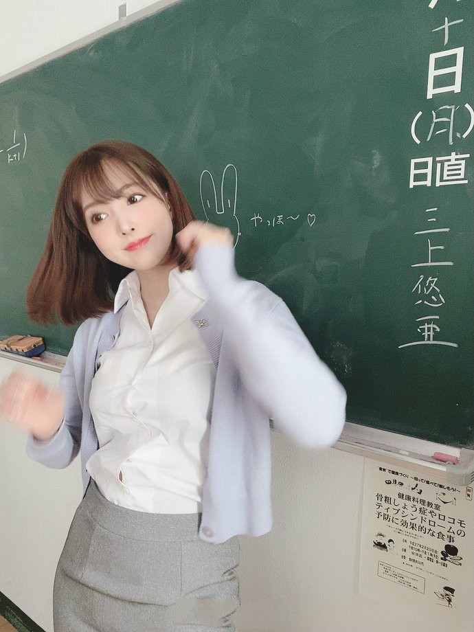 【GG扑克】SSNI-730:社团的经理三上悠亜,不管社员一身臭汗、还是鸡鸡上都是尿垢,她,跪下、含住!