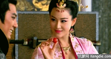 古装美女喂皇帝吃水果gif动态图片