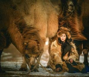 只见双腿之间一片泞泥 大波女邻居引诱我