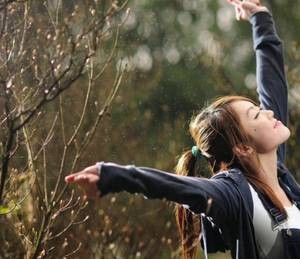 只见双腿之间一片泞泥 大波女邻居引诱我