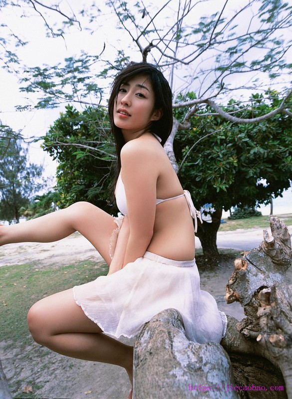 [YS Web] Vol.206 佐藤寛子 ，巨乳翘臀 比基尼写真套图，她演的电影看过么？