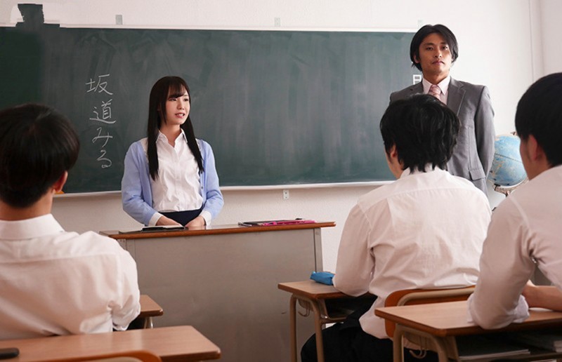 SSNI-559: 拜托谁来救救我！新任女教师「坂道みる（坂道美琉）」在男友面前被学生硬上！