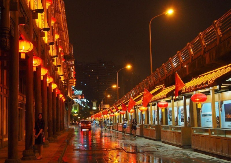 重庆网红景点的鼻祖，中国版千与千寻洪崖洞，一到夜晚光芒四射