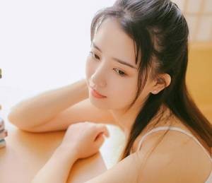 慢慢伸进我的超短裙里面 含青txt在线阅读