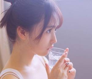 【GG扑克】章仙子肚兜荡漾 开会的时候给他口