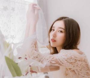 【GG扑克】女朋友接吻时吸舌头 浪货公车h