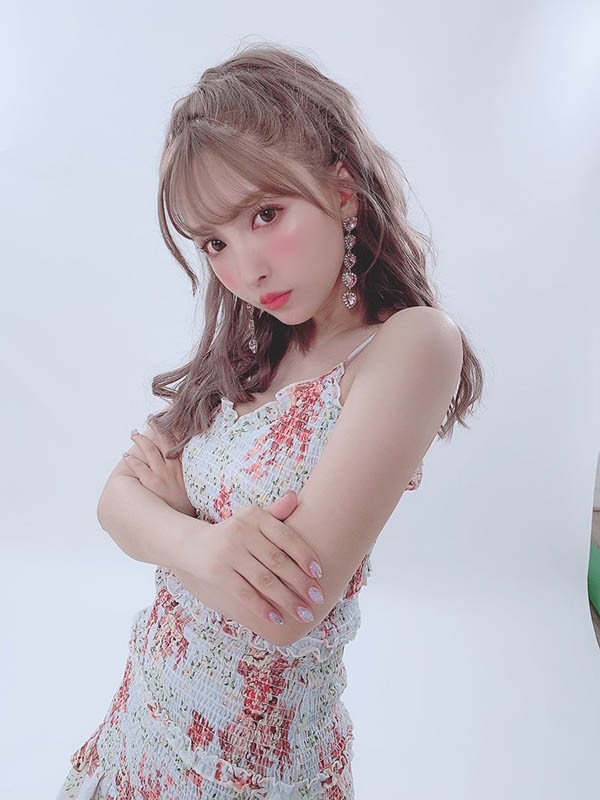【GG扑克】女友的巨乳姐姐「三上悠亚」就爱施虐我,「用F奶调教整晚」快爽翻了…