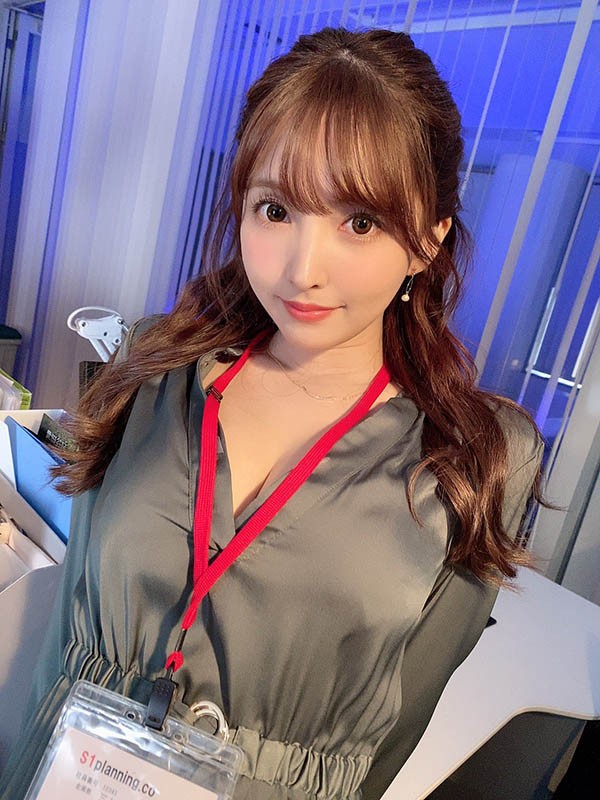 【GG扑克】女友的巨乳姐姐「三上悠亚」就爱施虐我,「用F奶调教整晚」快爽翻了…